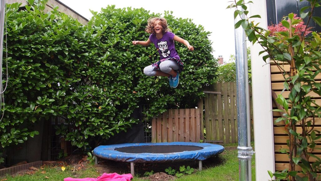 Trampolino elastico bambini: i rischi che l'ortopedico pediatrico vede ogni estate