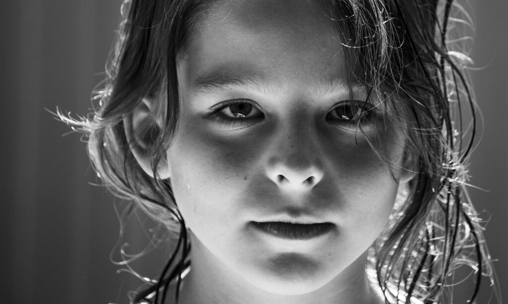 Bambino con braccio tenuto vicino al corpo dopo un possibile episodio di pronazione dolorosa del gomito.