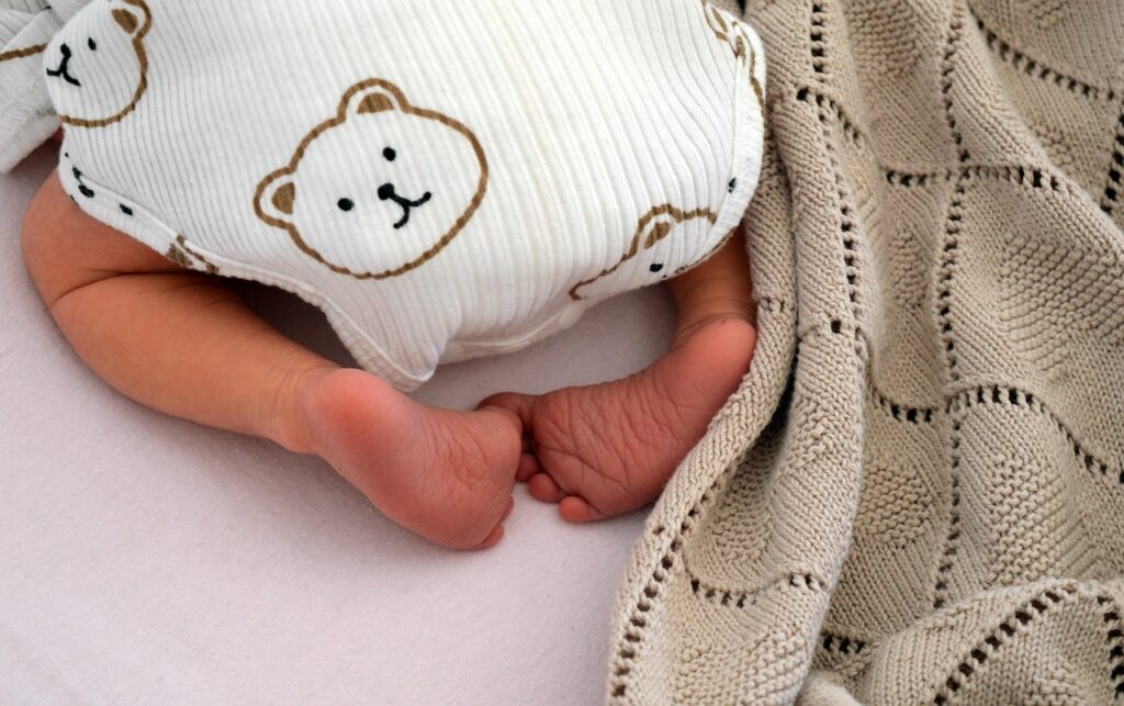 Bambino osservato mentre cammina per valutare postura, piedi e allineamento della colonna durante la crescita